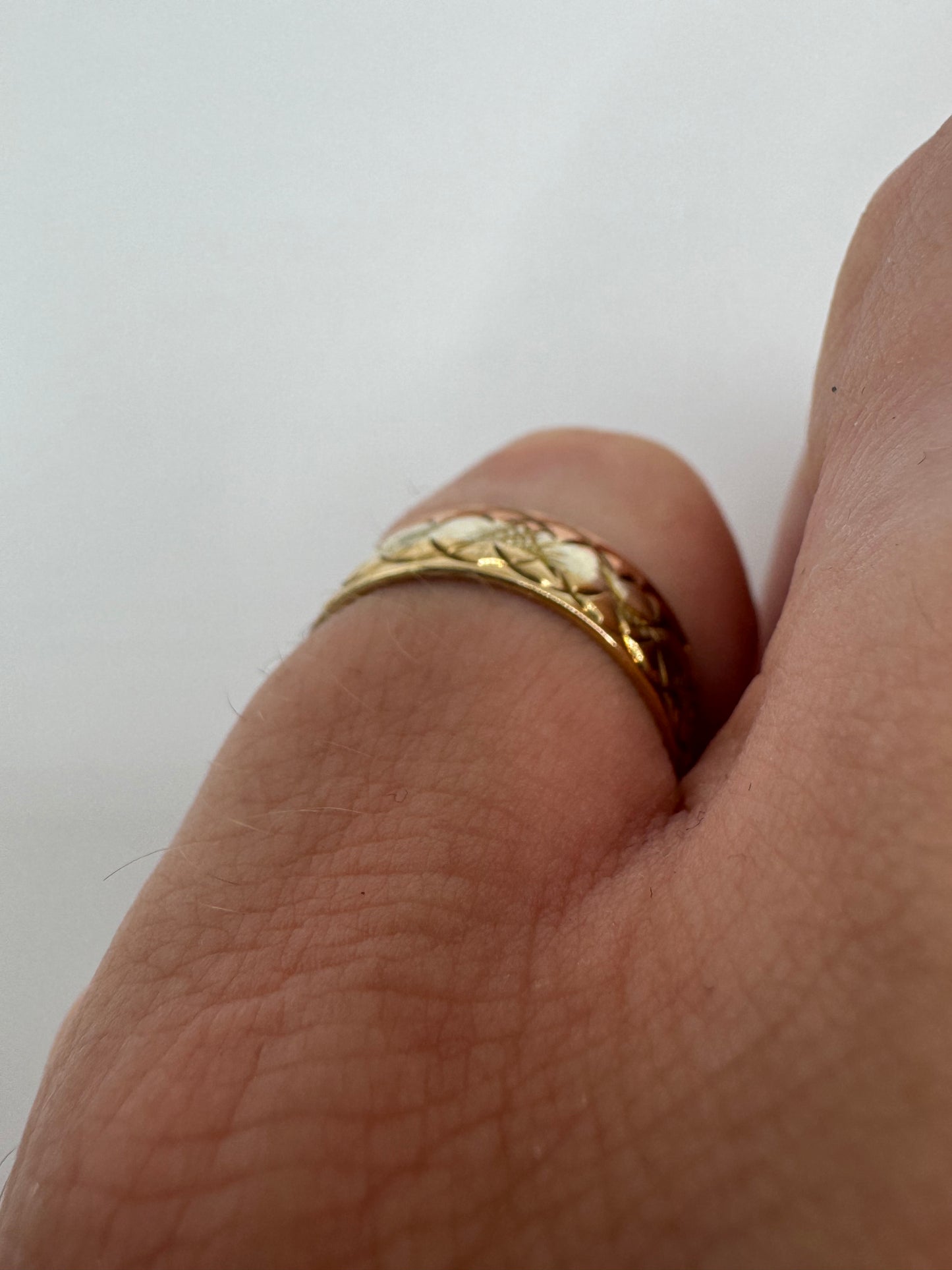 9ct tri-gold patterned band