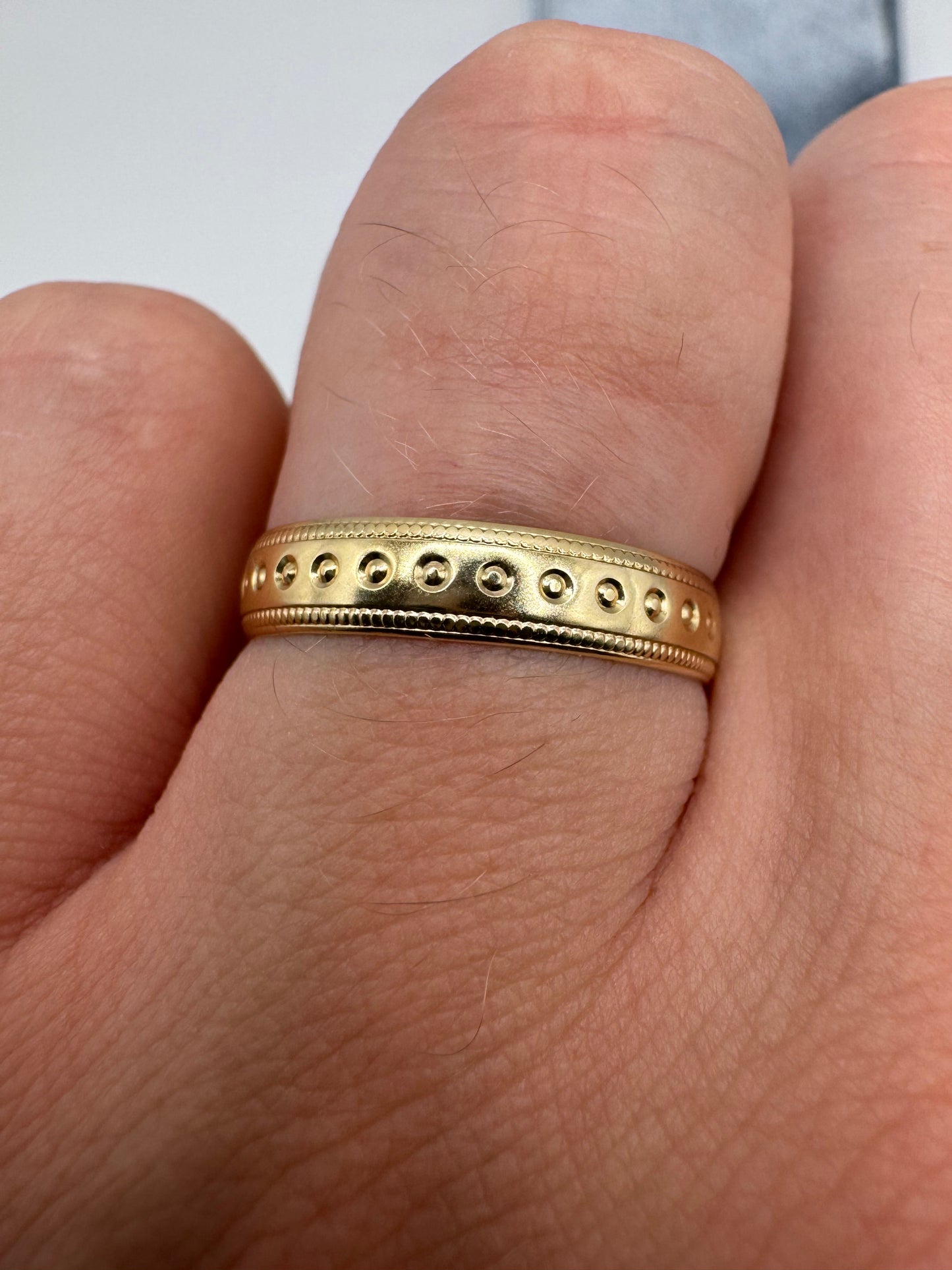 9ct gold patterned band