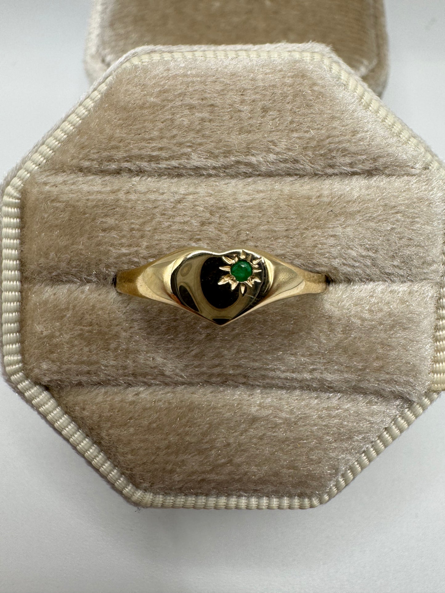9ct gold emerald heart signet ring