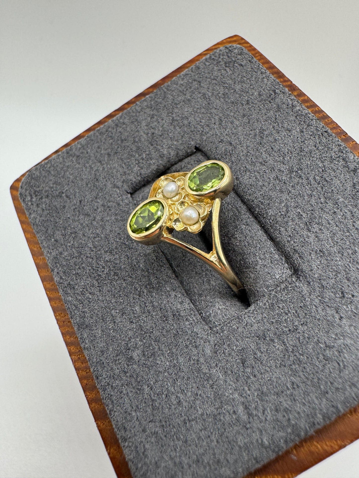9ct gold peridot and pearl cluster ring