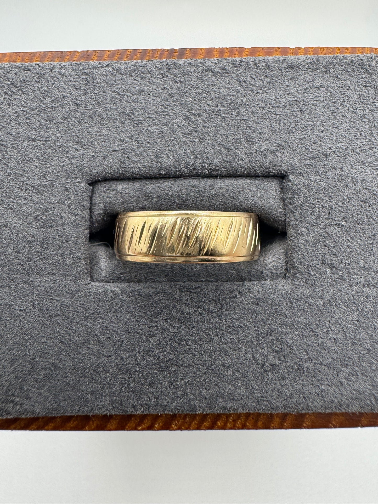 9ct gold engraved band