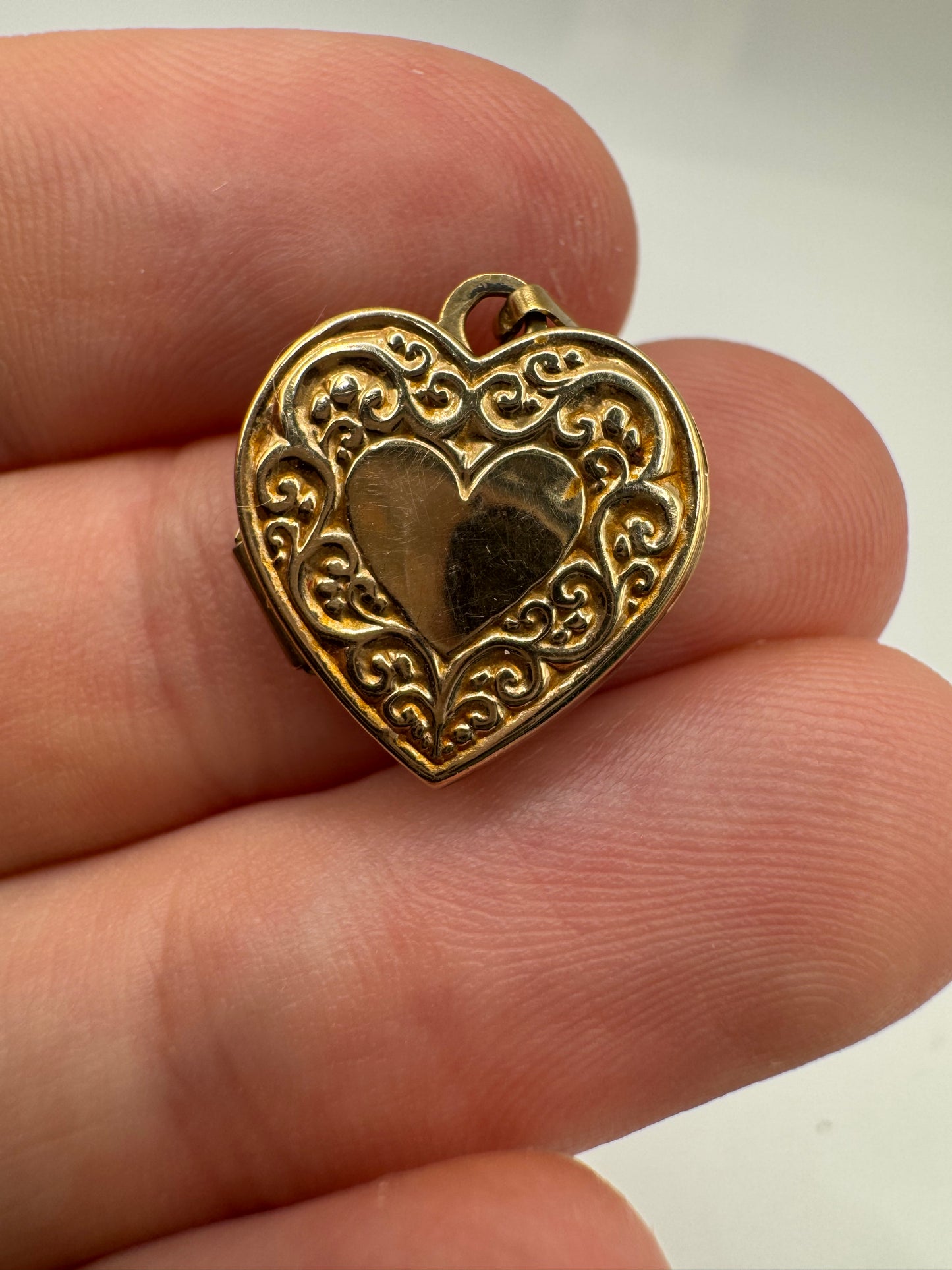 9ct gold engraved heart locket