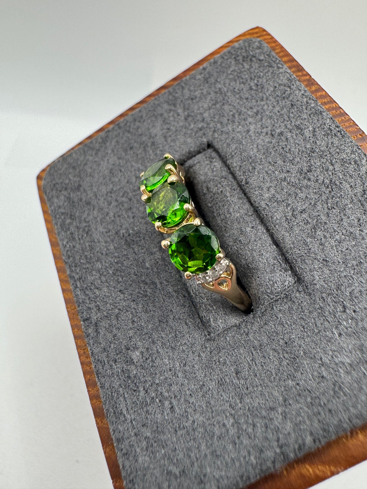 9ct gold diopside and diamond ring