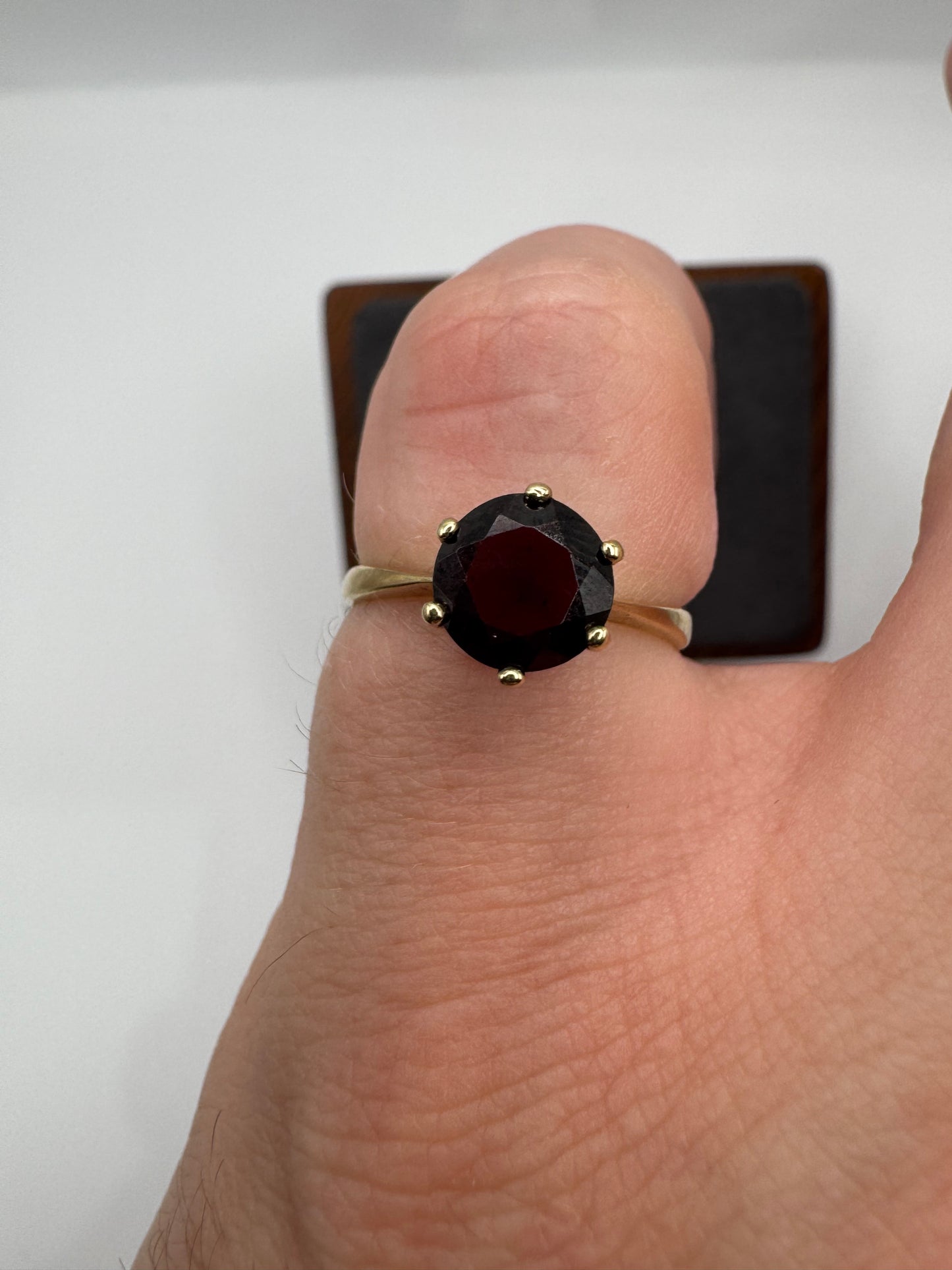 9ct gold garnet ring