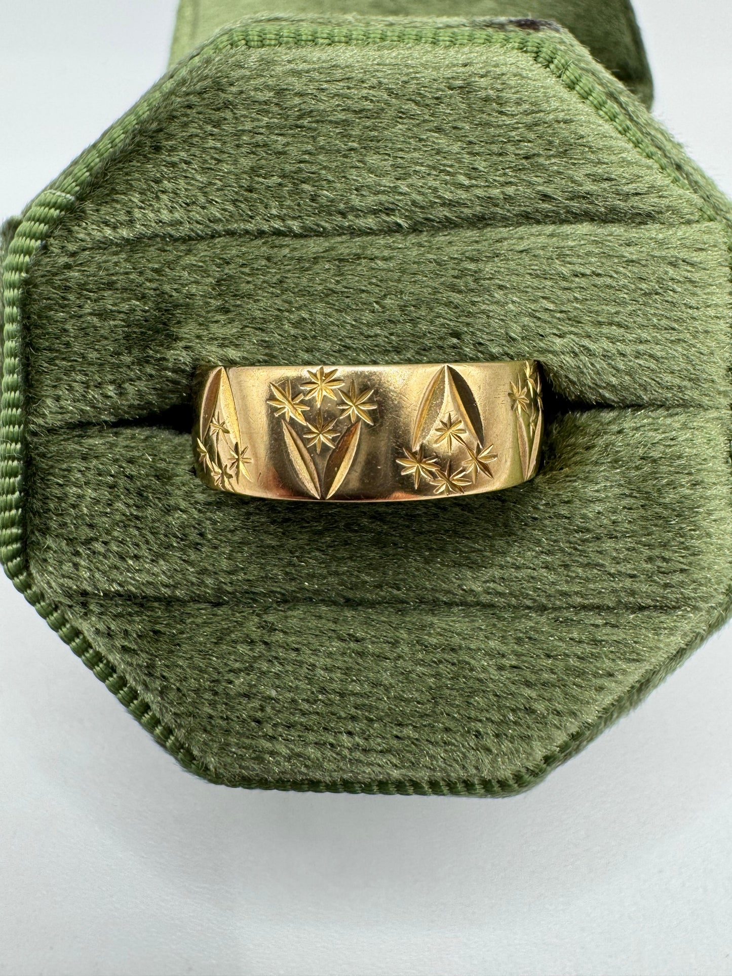 9ct gold patterned band