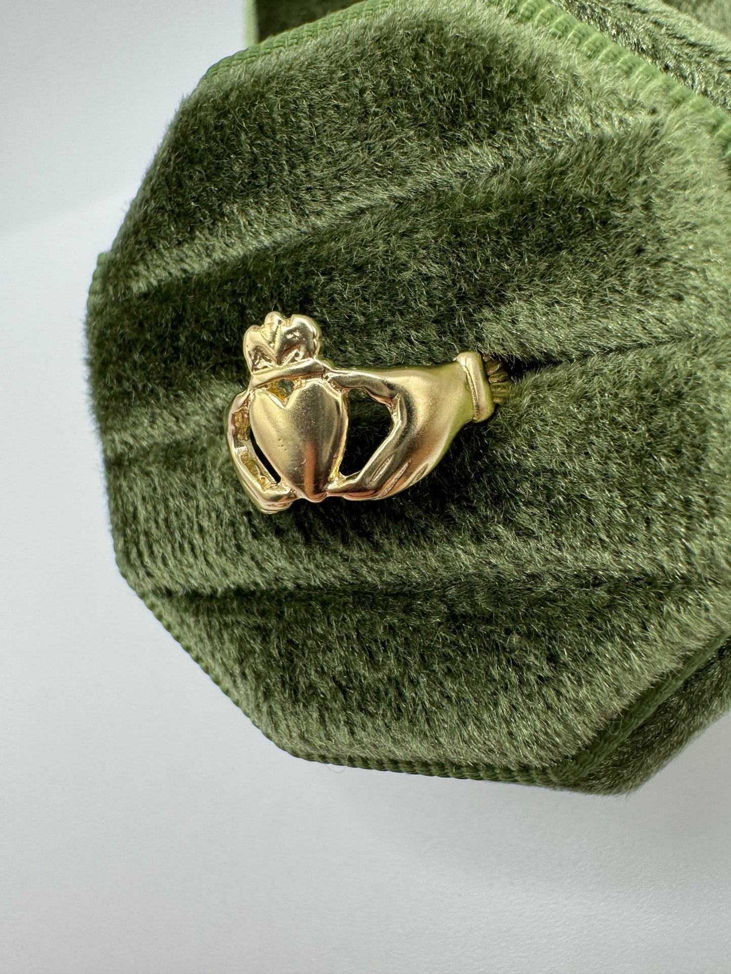 9ct gold claddagh ring