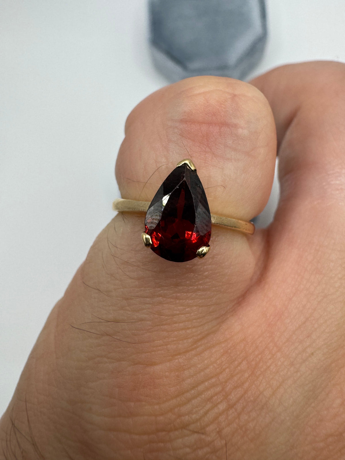 9ct gold garnet ring