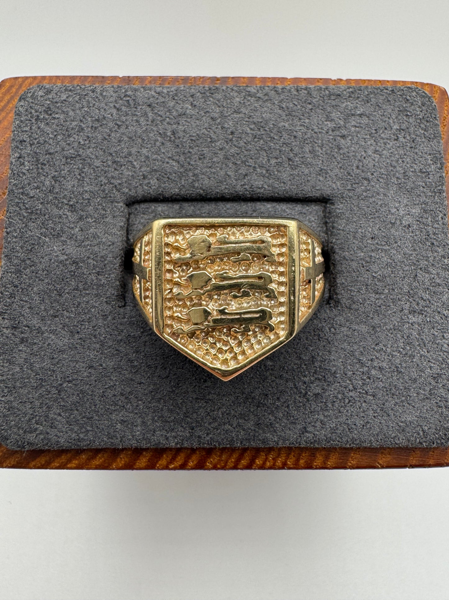 Heavy 9ct gold England 3 Lions ring