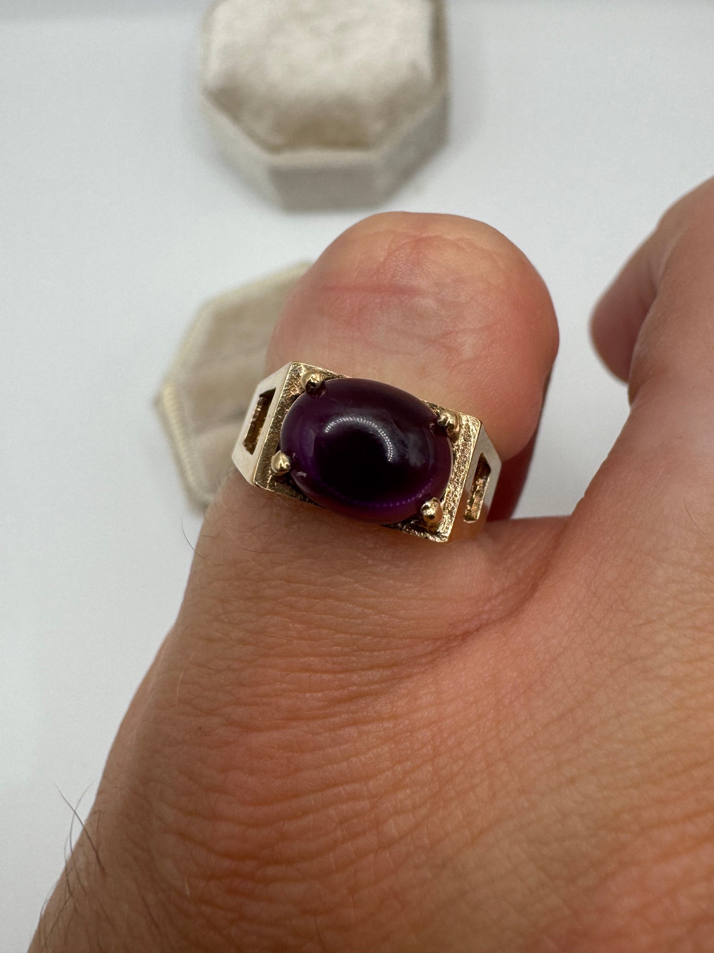 9ct gold cabochon amethyst ring