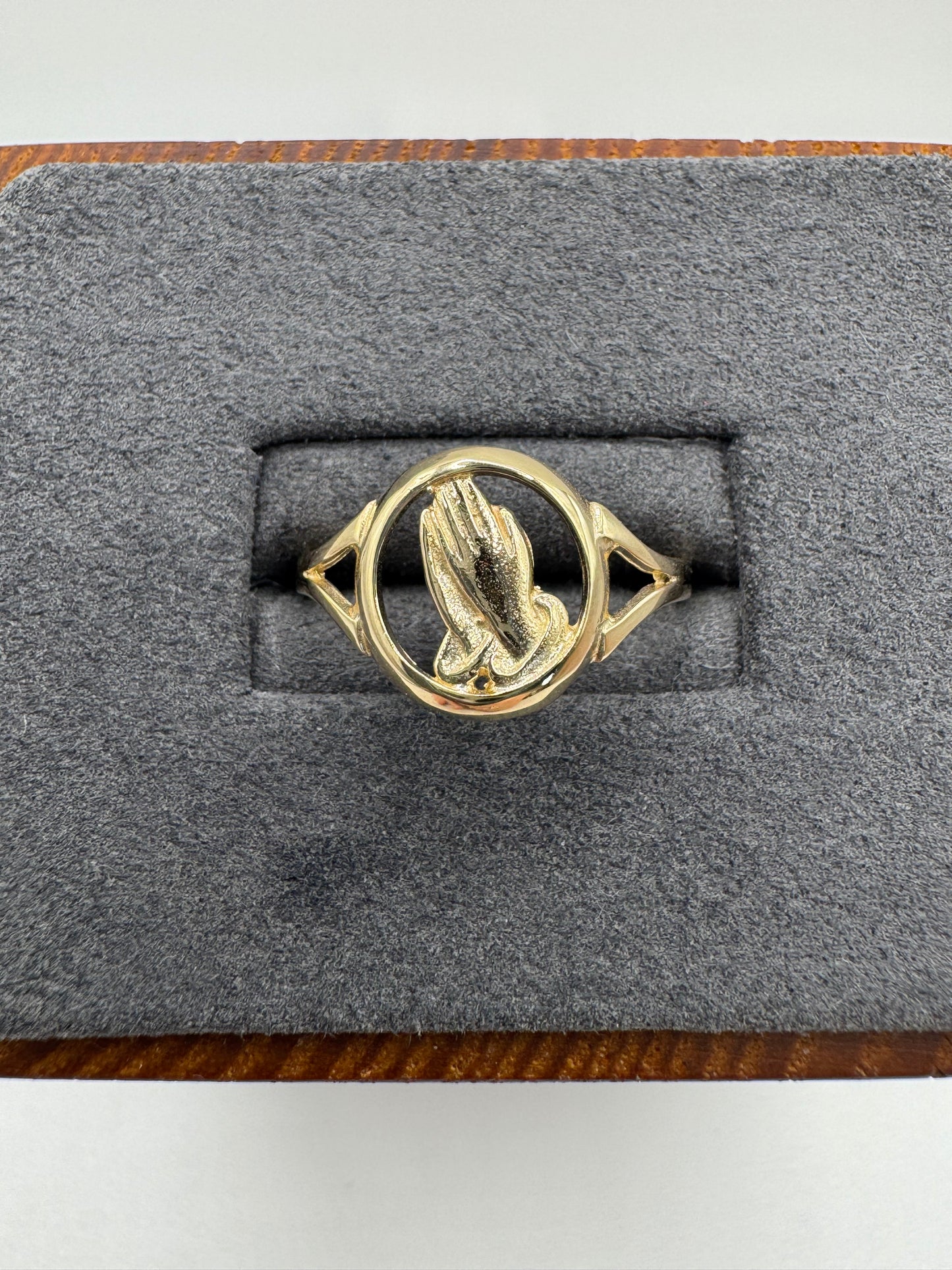 9ct gold praying hands ring