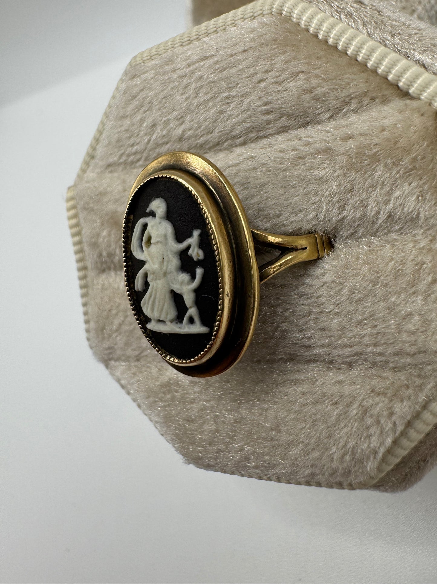 9ct gold Wedgwood cameo ring