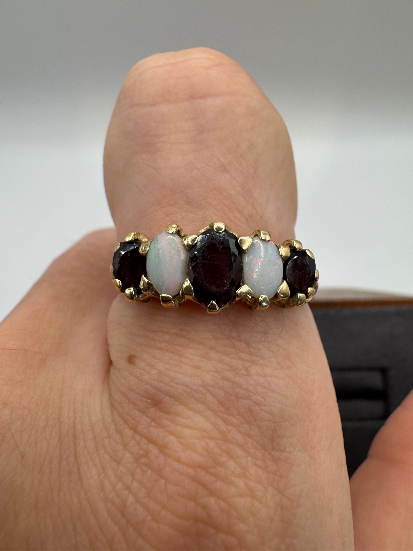 9ct gold garnet and opal ring