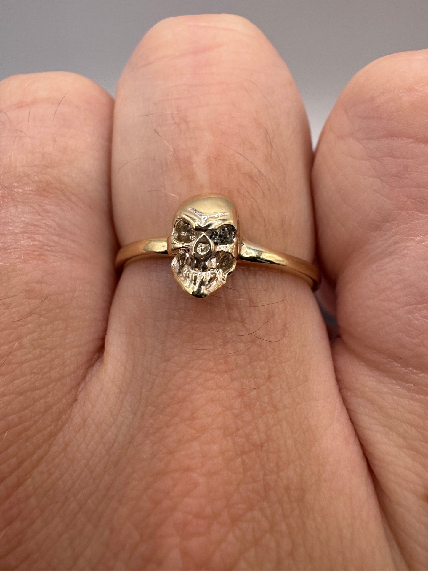 9ct gold skull ring