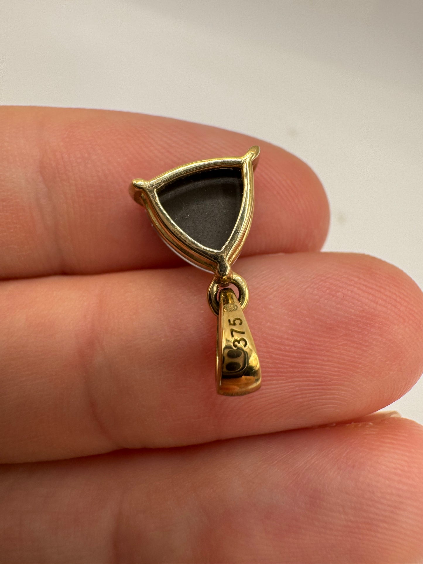 9ct gold ammolite pendant