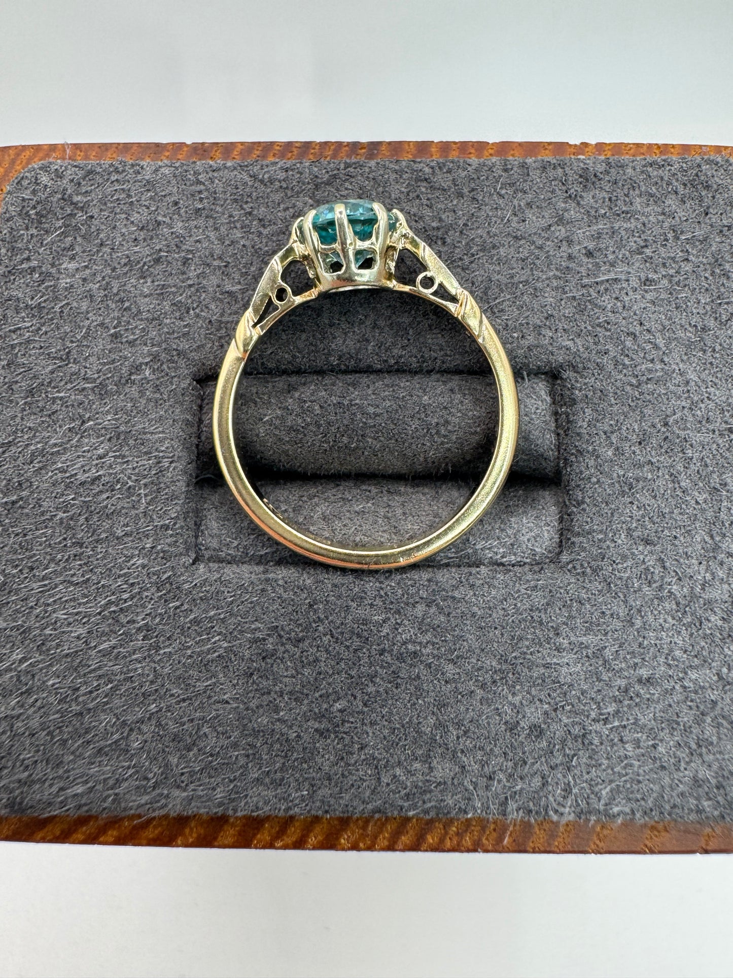 9ct gold topaz ring