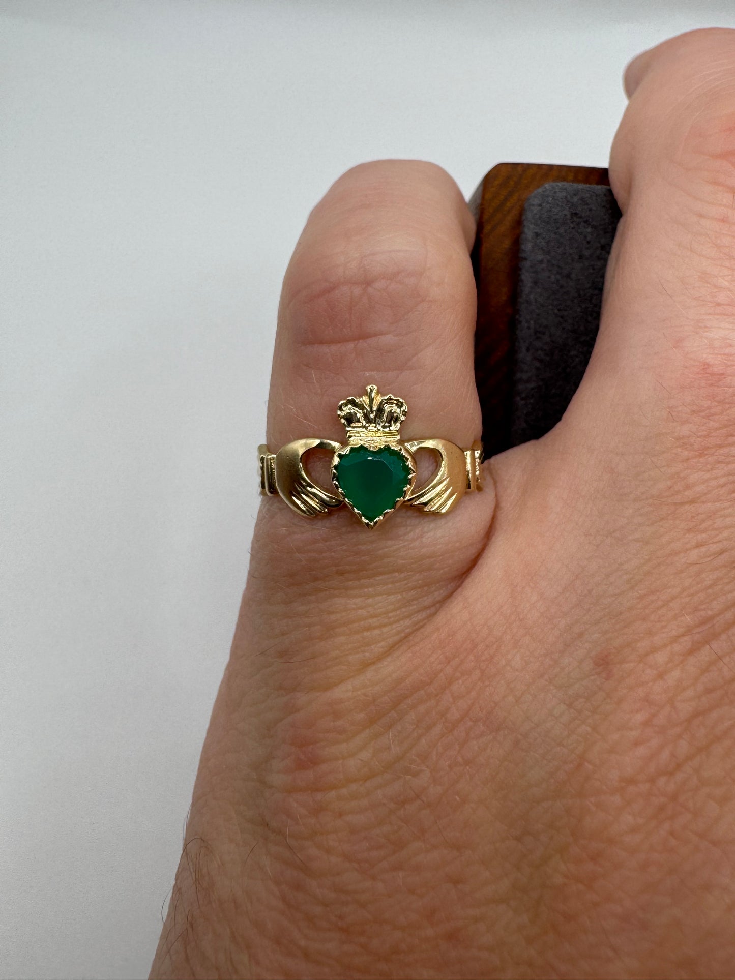 9ct gold green agate claddagh ring