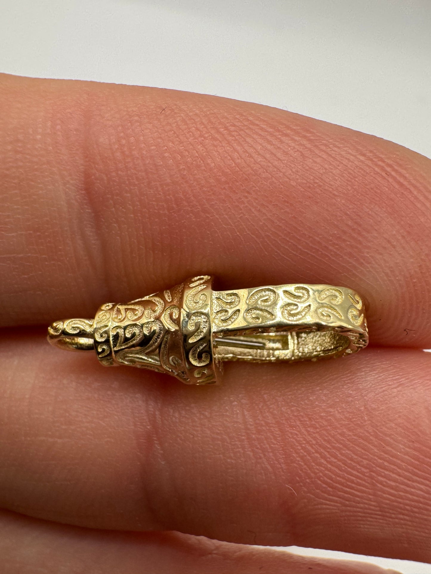 9ct gold 20mm engraved clasp