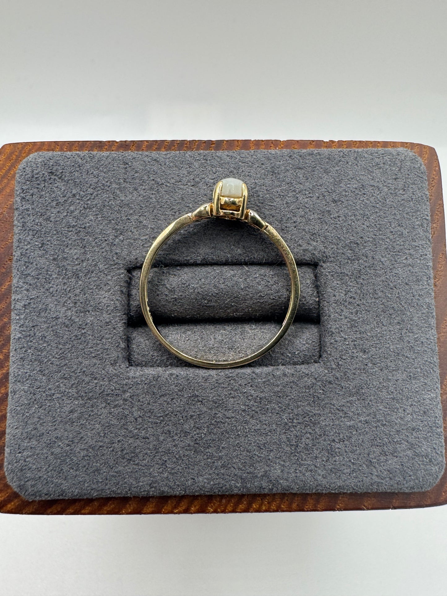 9ct gold mother of pearl ring
