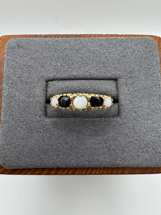 9ct gold garnet and opal ring