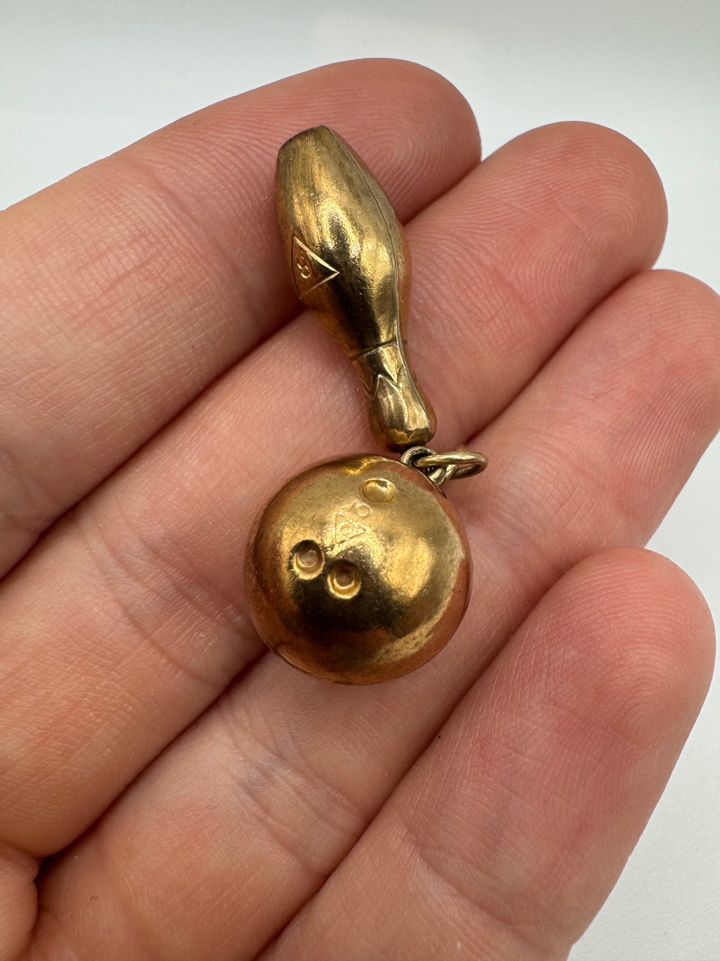 9ct gold tenpin bowling pendant