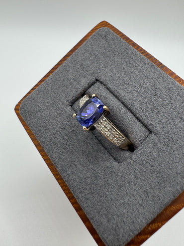 9ct gold tanzanite and diamond ring