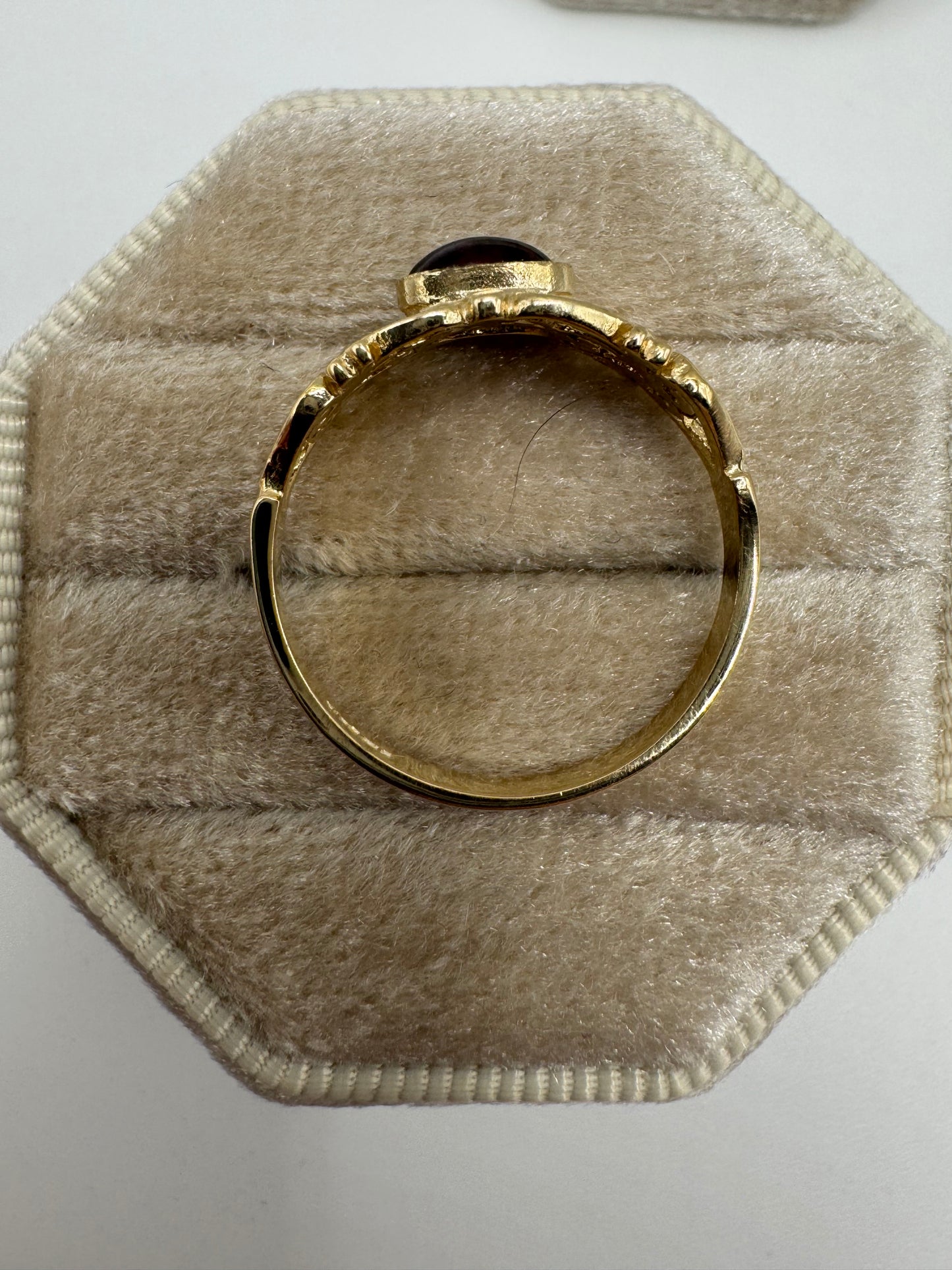 9ct gold cabochon garnet ring