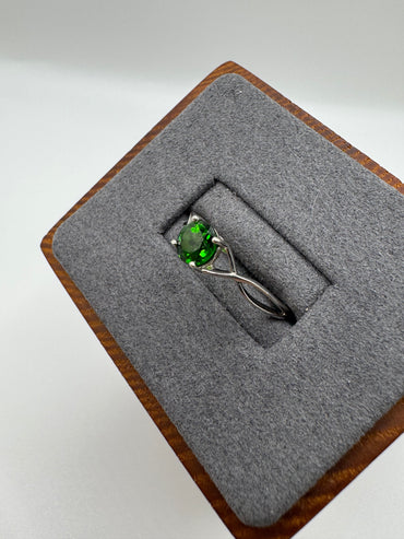 9ct white gold diopside ring