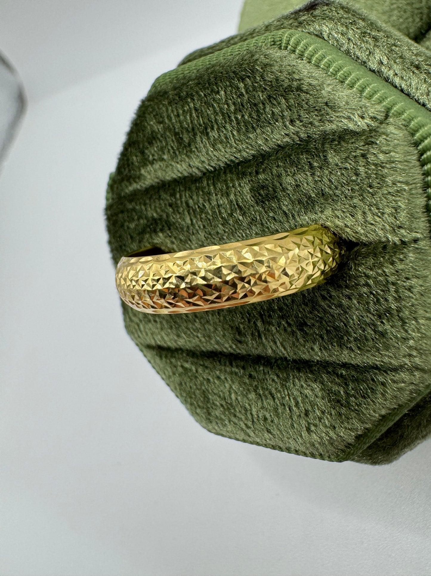 9ct gold textured band