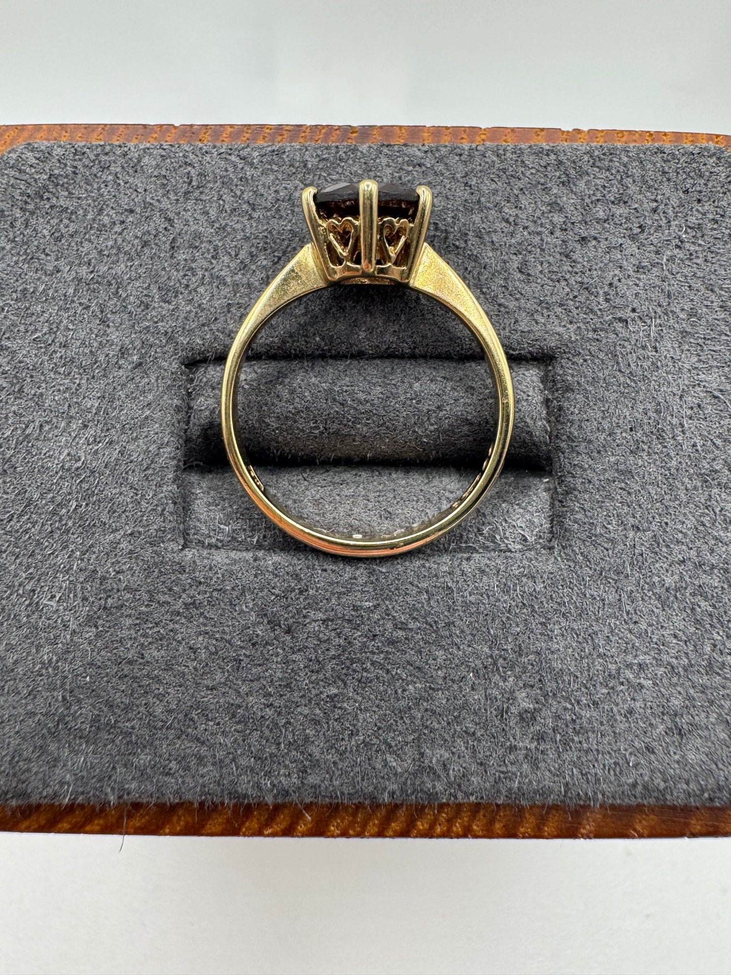 9ct gold garnet ring