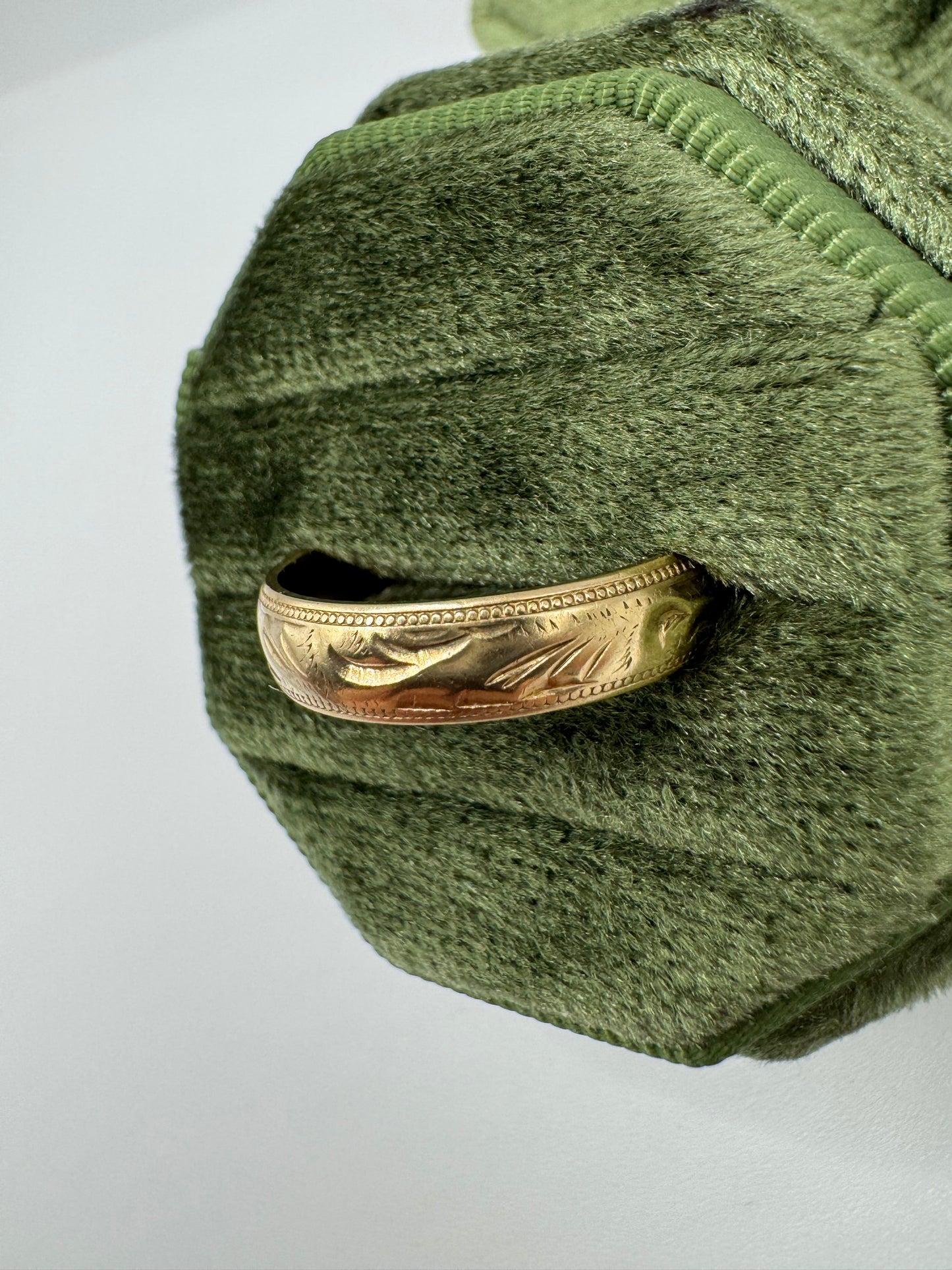 9ct gold patterned band