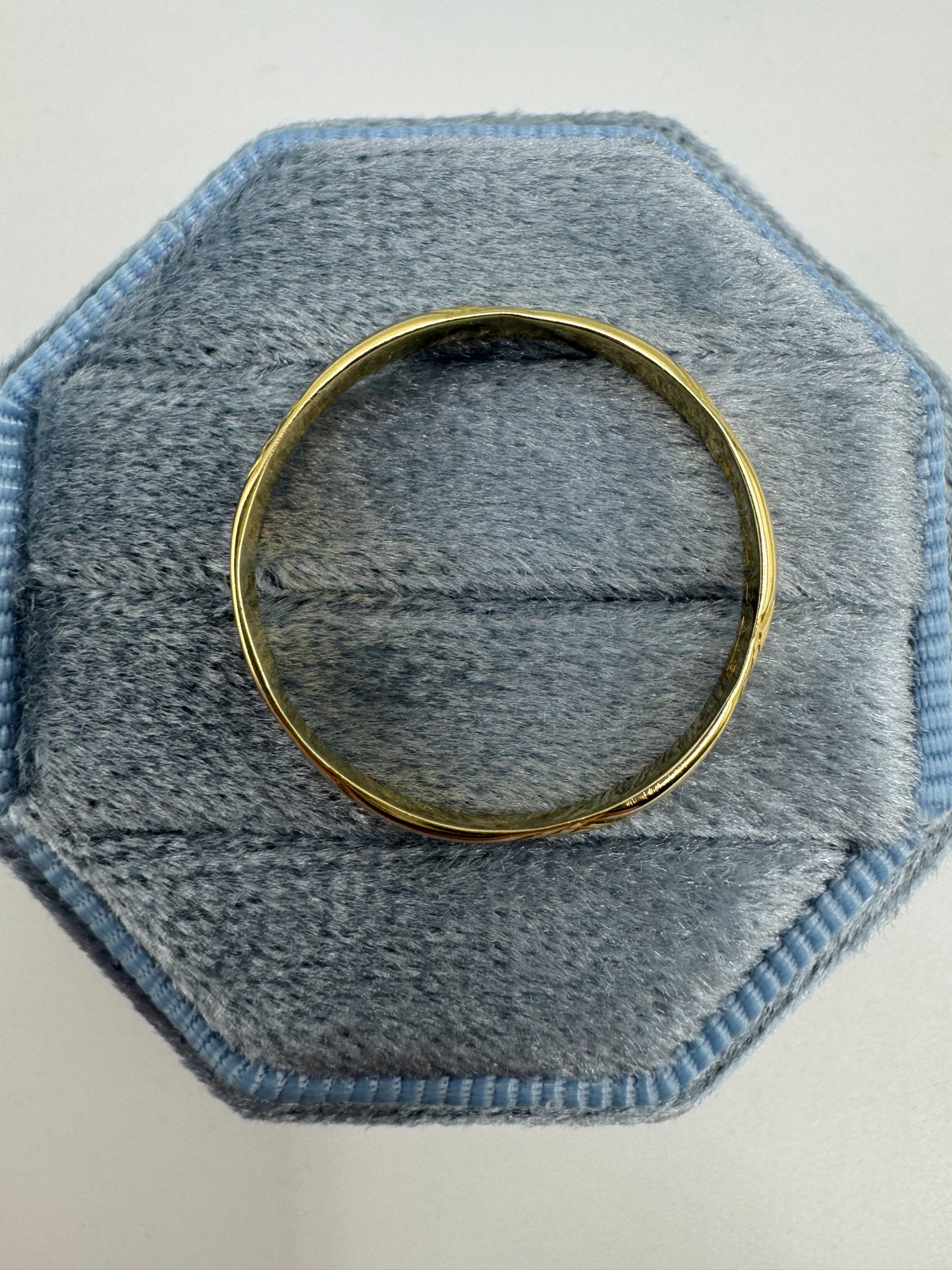 9ct gold patterned band