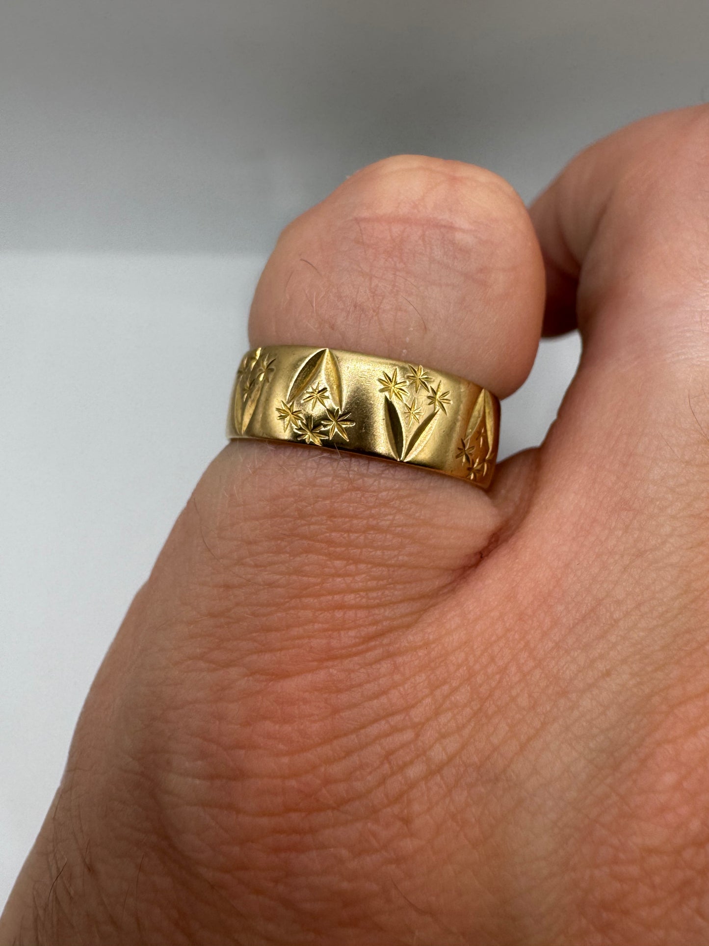 9ct gold patterned band