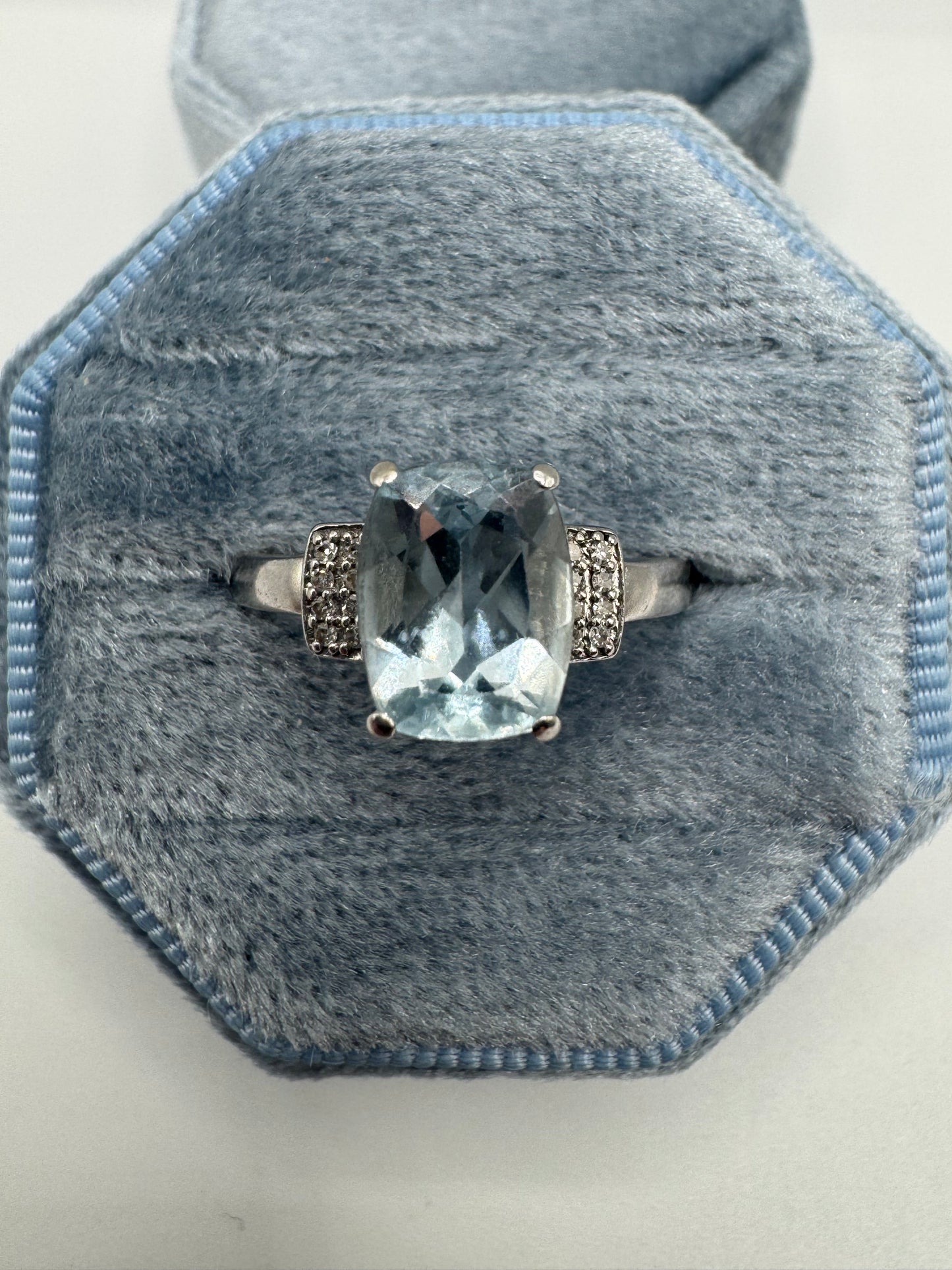 9ct white gold aquamarine and diamond ring