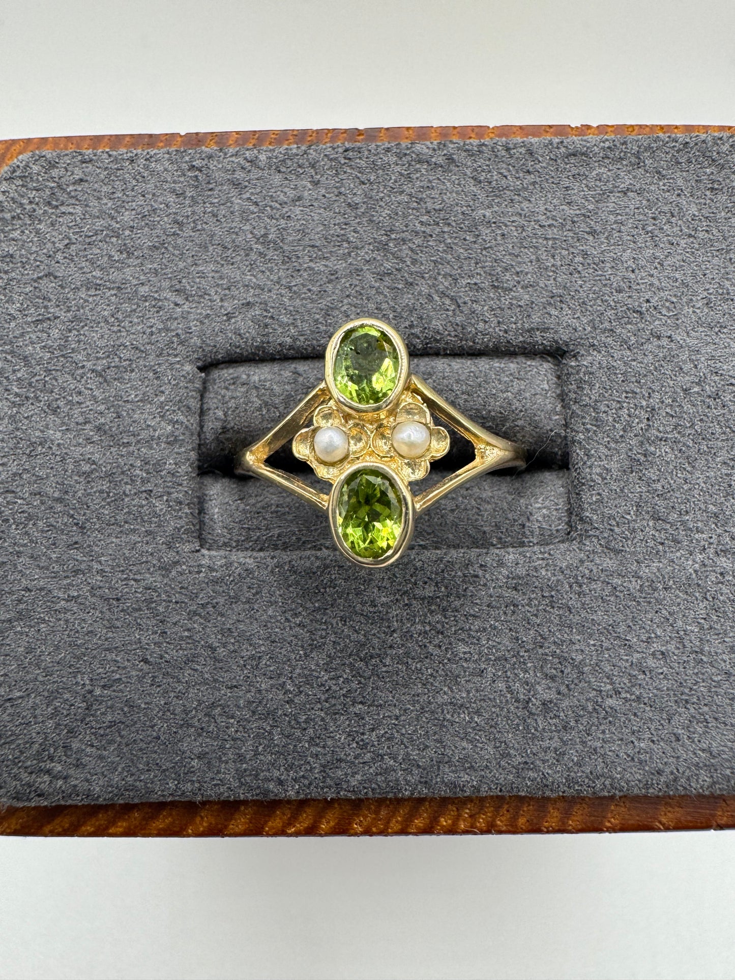 9ct gold peridot and pearl cluster ring
