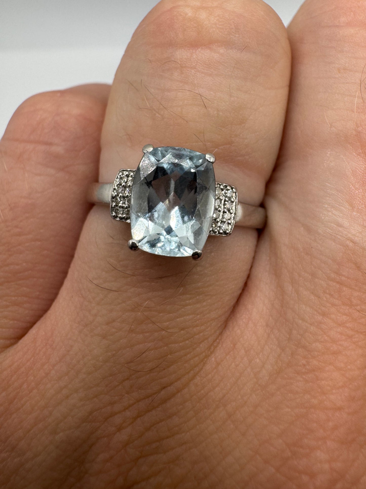 9ct white gold aquamarine and diamond ring
