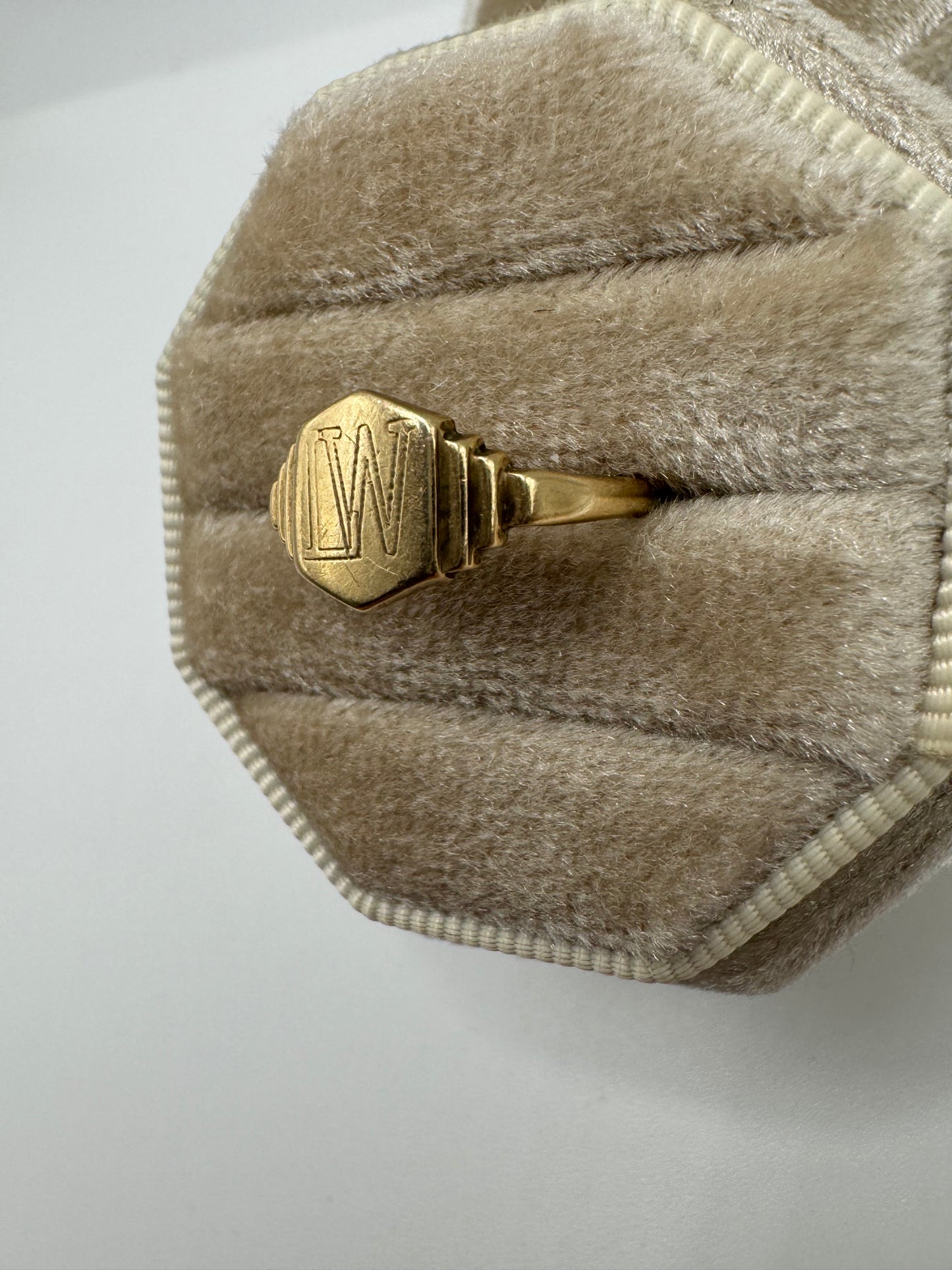 9ct gold engraved signet ring