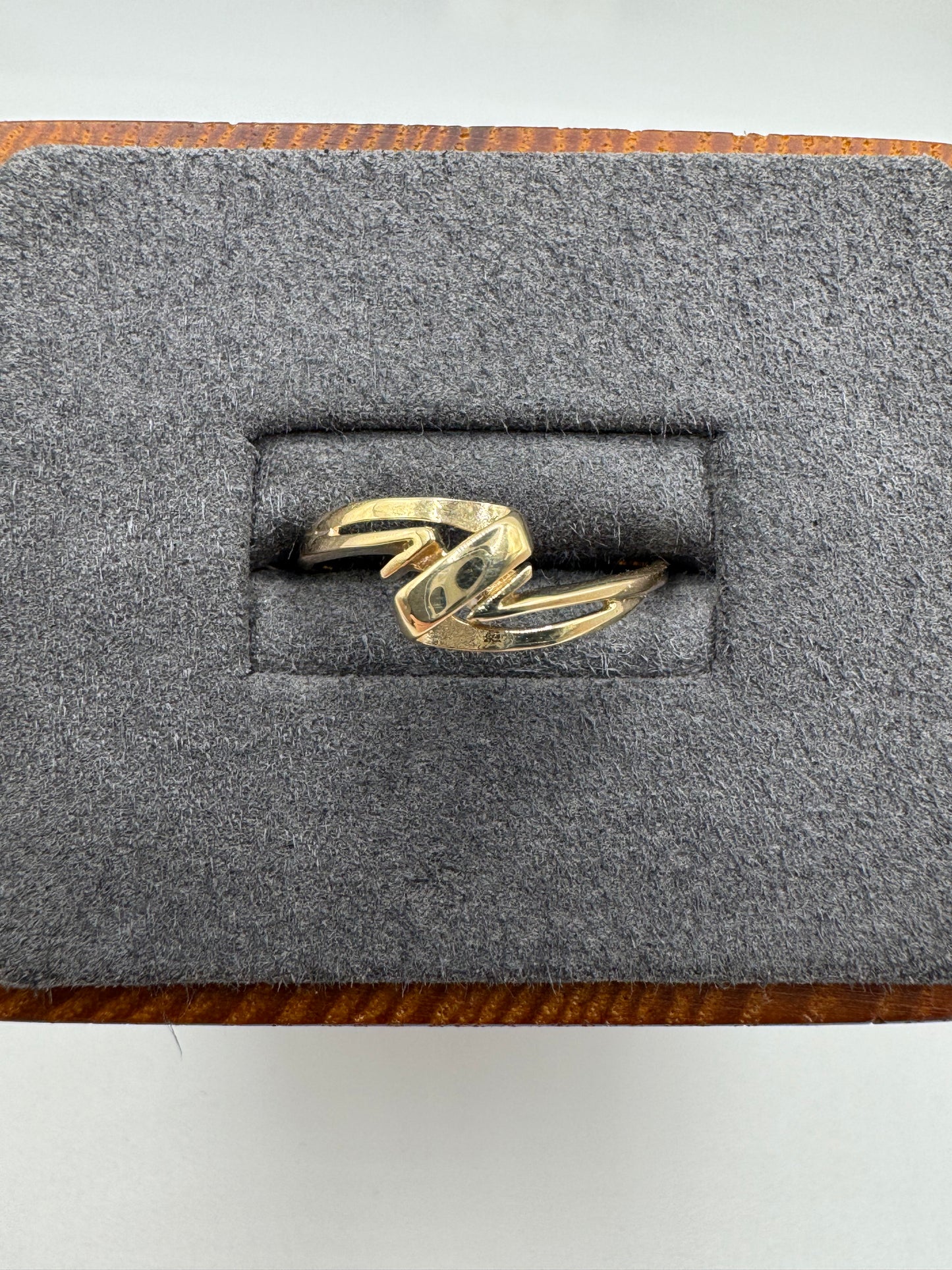 9ct gold patterned ring