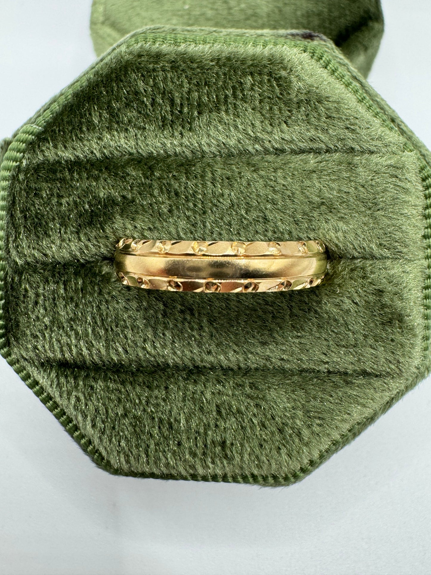 9ct gold patterned band