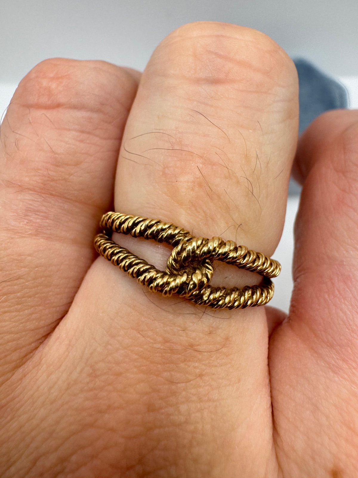 Heavy 9ct gold ridged knot ring
