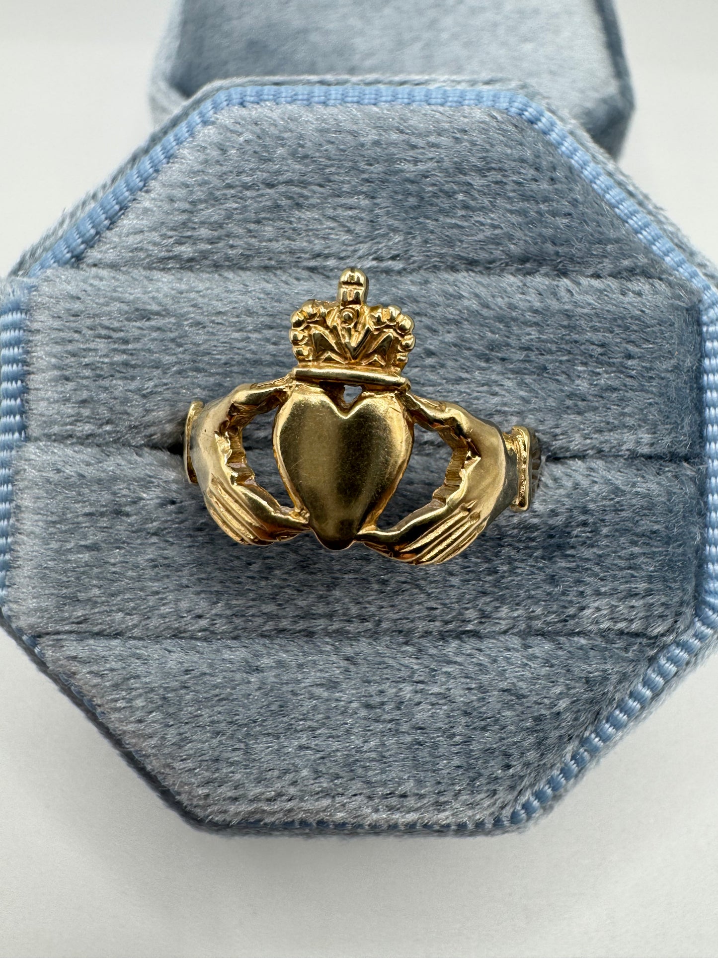9ct gold claddagh ring