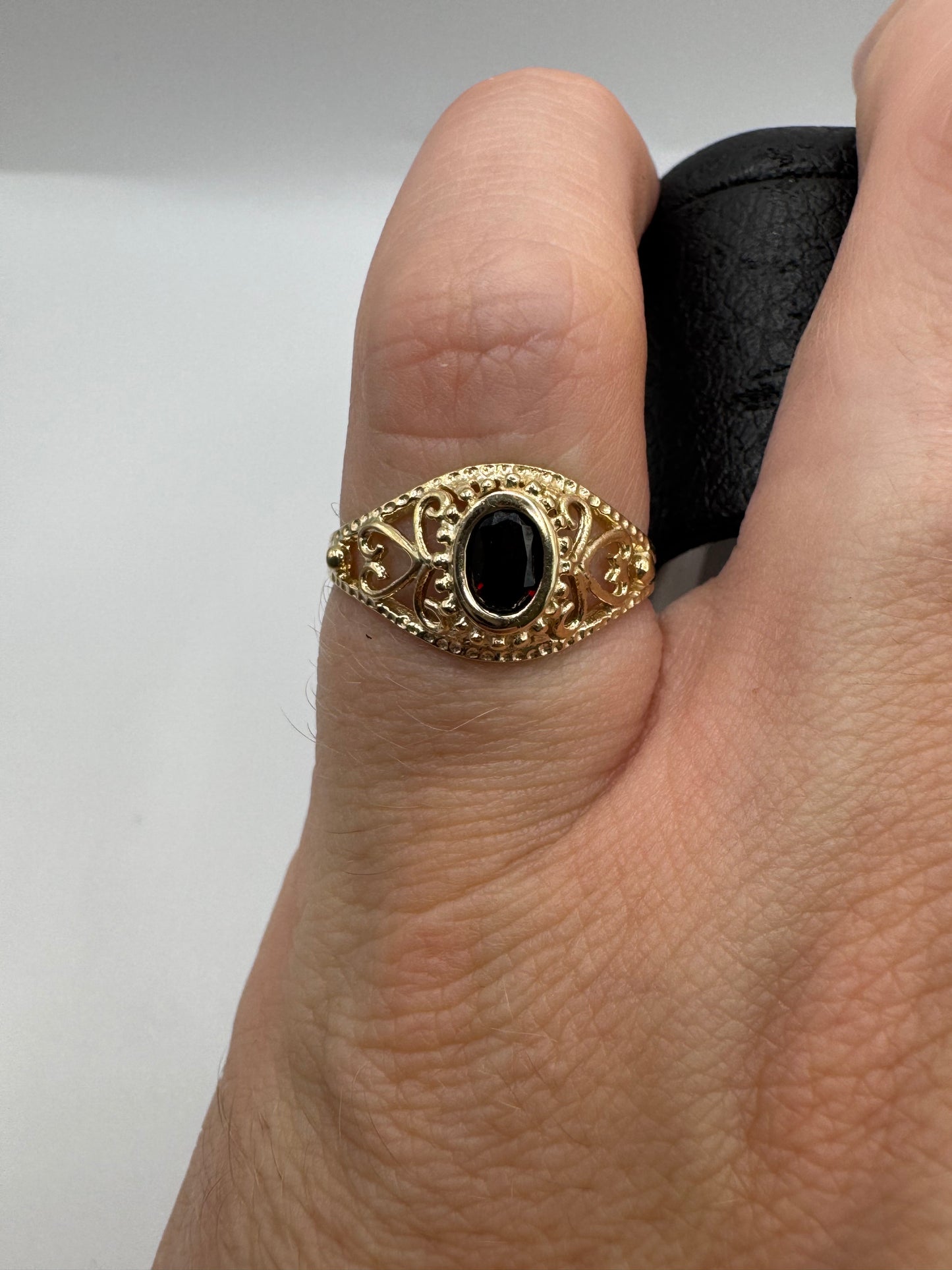 9ct gold garnet ring