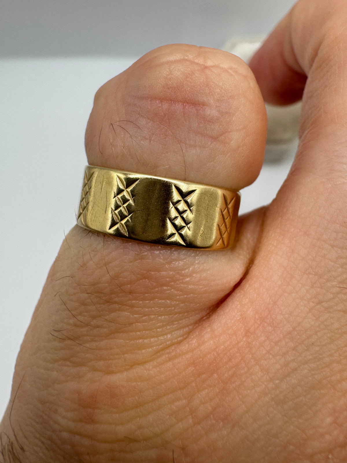 Vintage 9ct gold patterned band