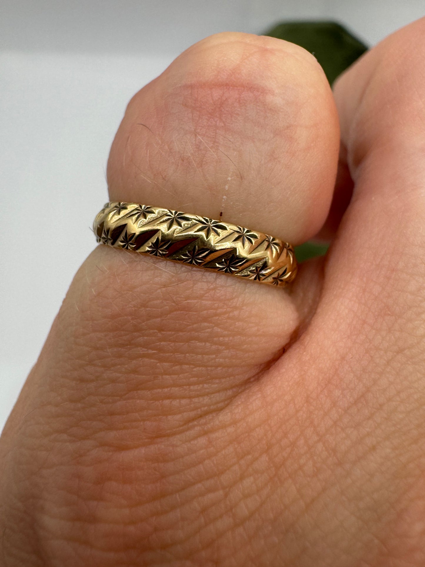 9ct gold patterned band