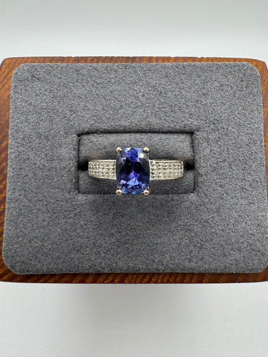9ct gold tanzanite and diamond ring