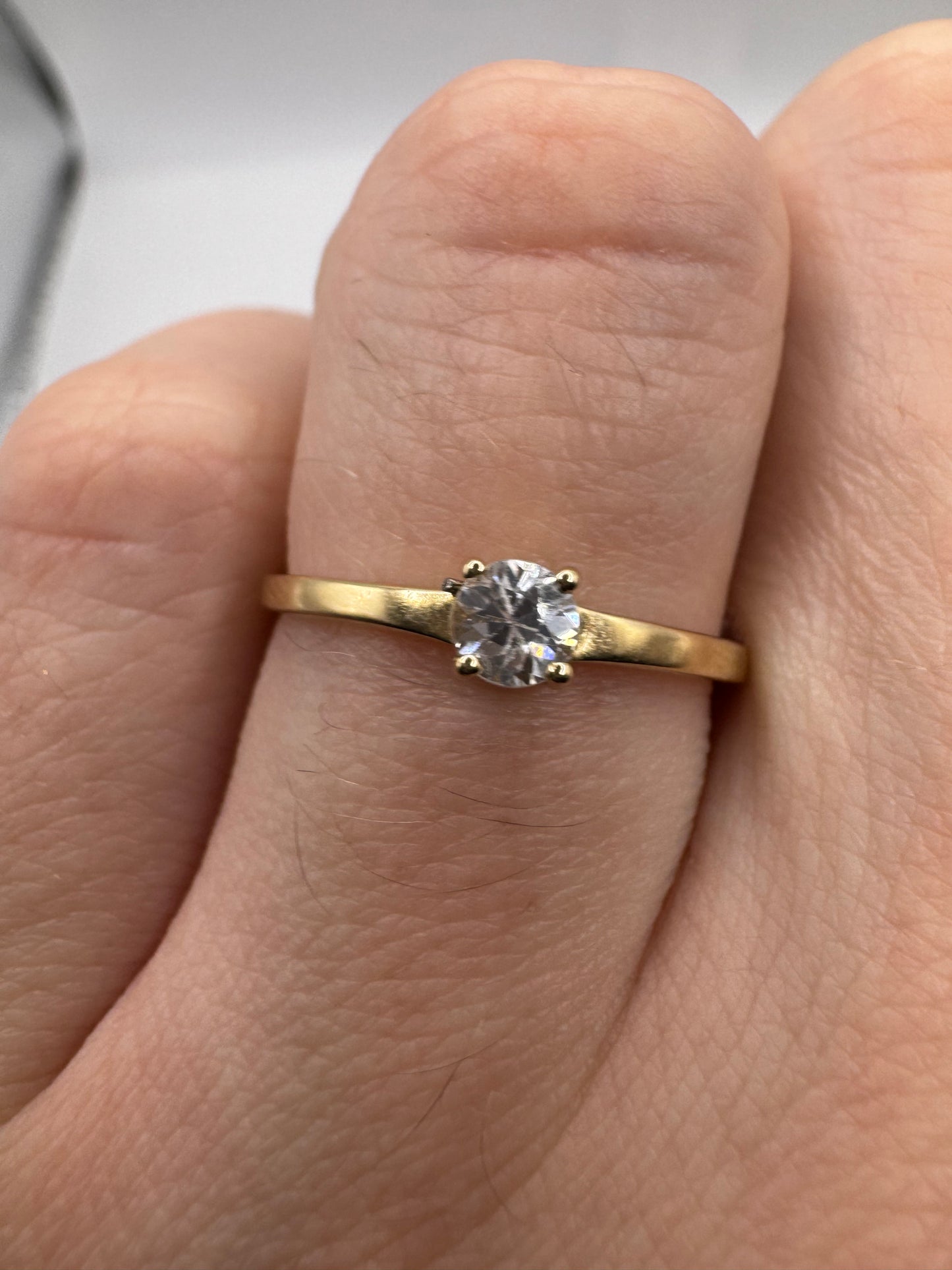 9ct gold white zircon ring