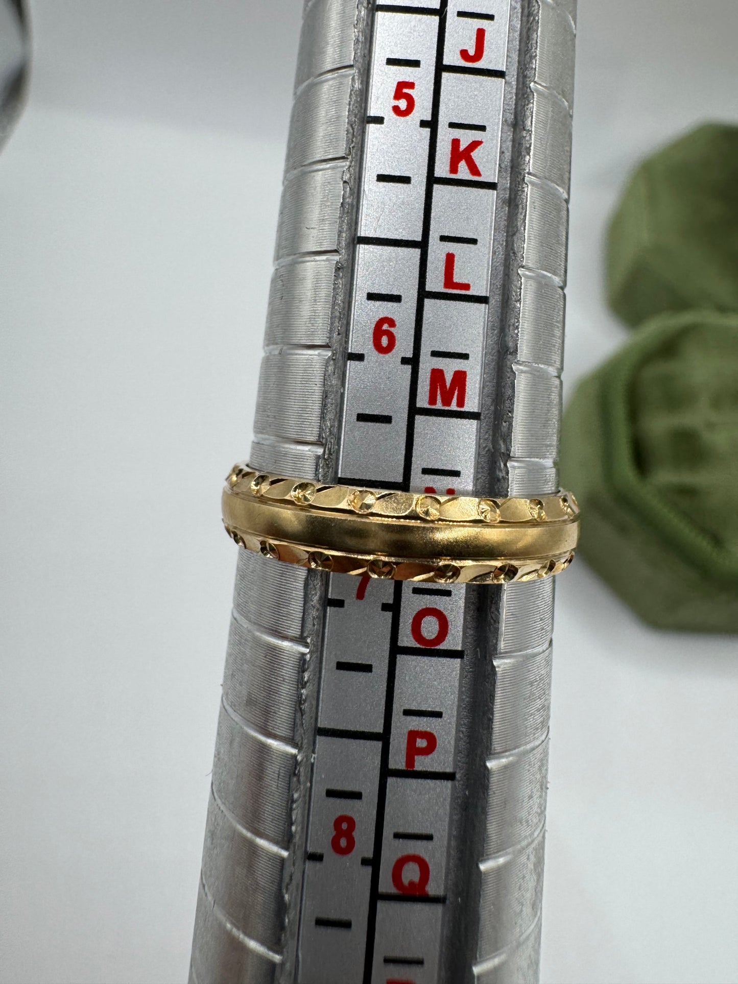 9ct gold patterned band