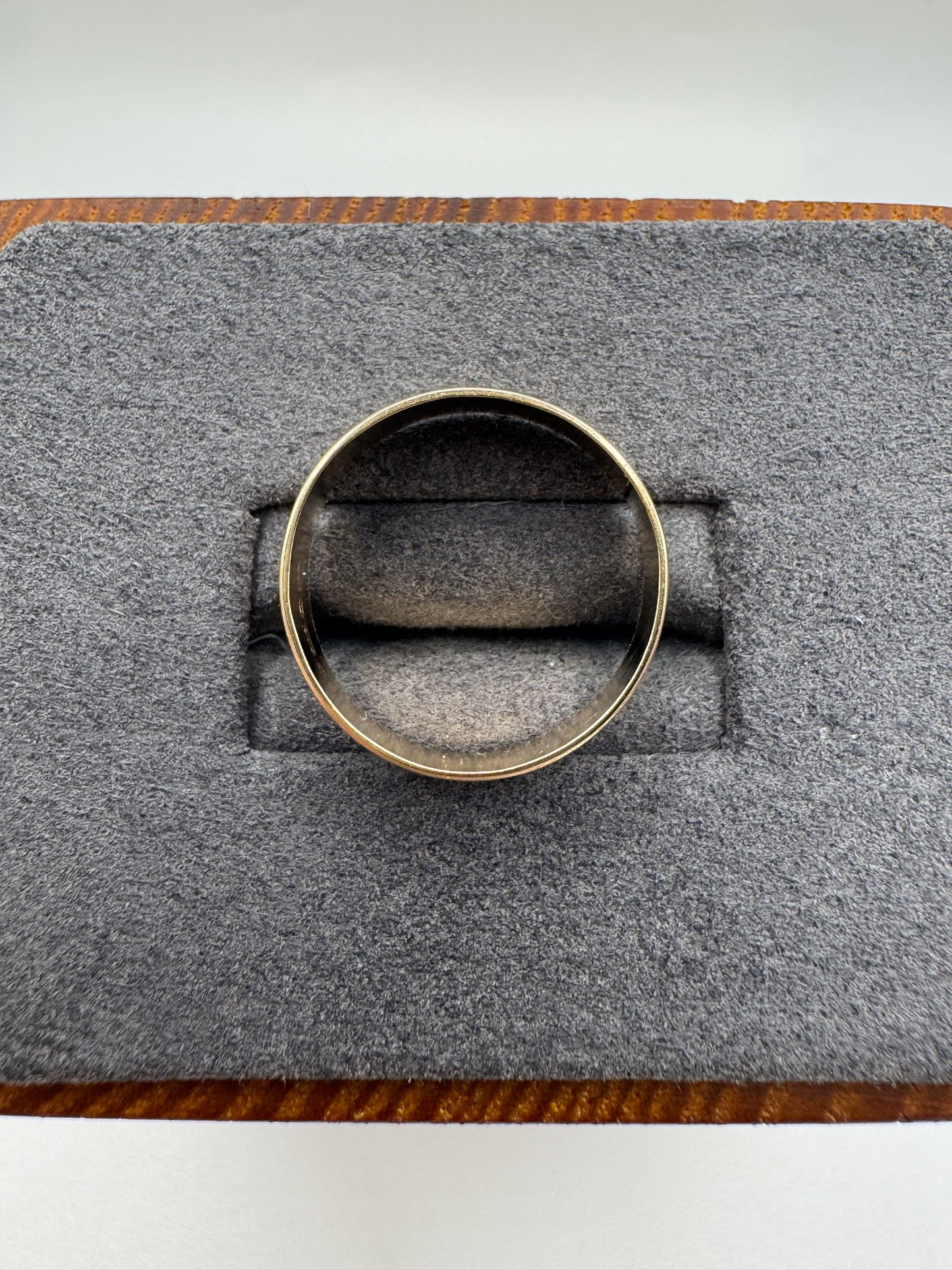 9ct gold engraved band