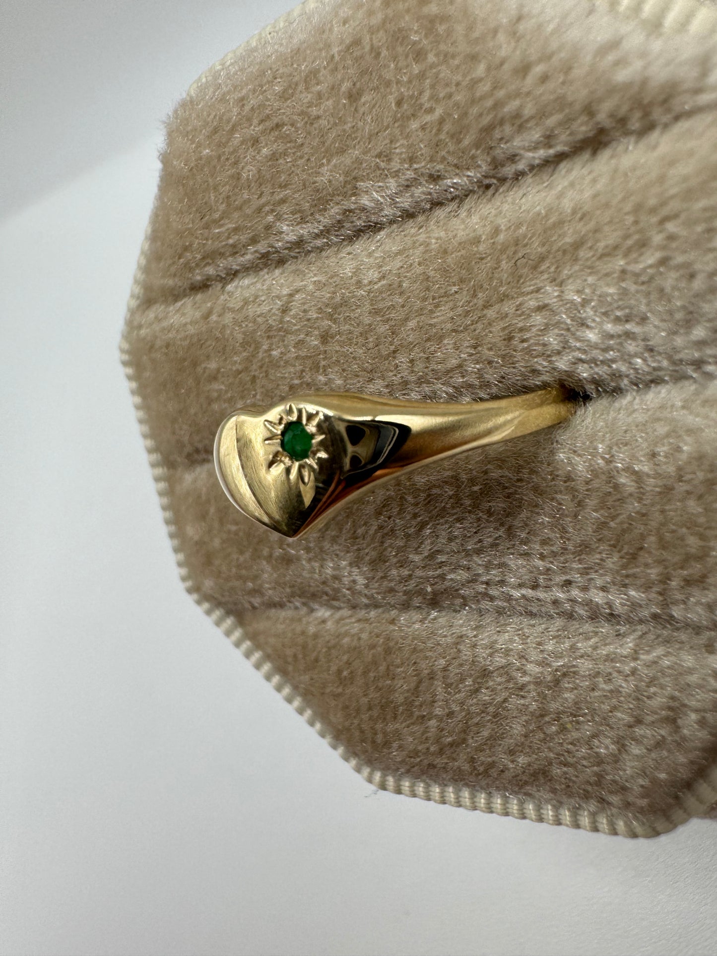 9ct gold emerald heart signet ring