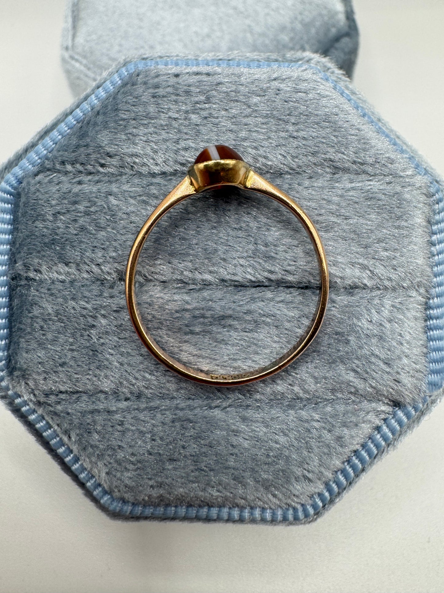 Antique 9ct rose gold banded agate ring