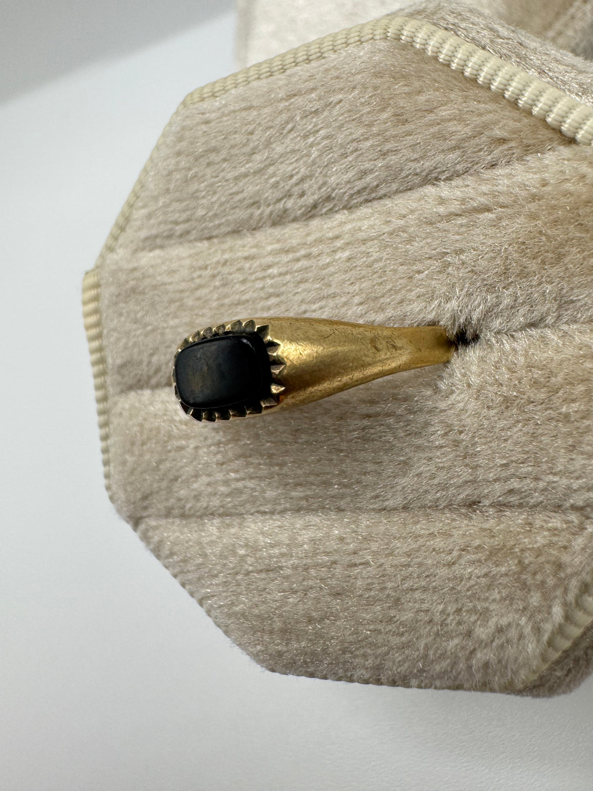 9ct gold onyx ring
